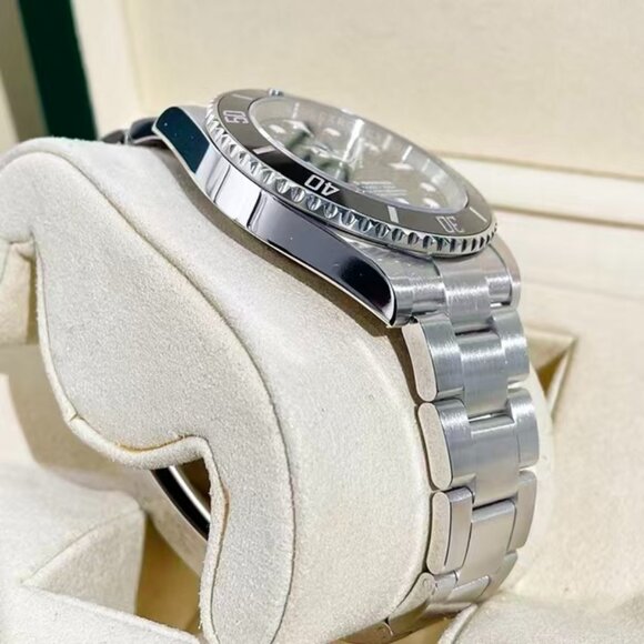 Luxury Men’s Stainless Steel Dive Watch with Black Dial - Picture 1 of 9